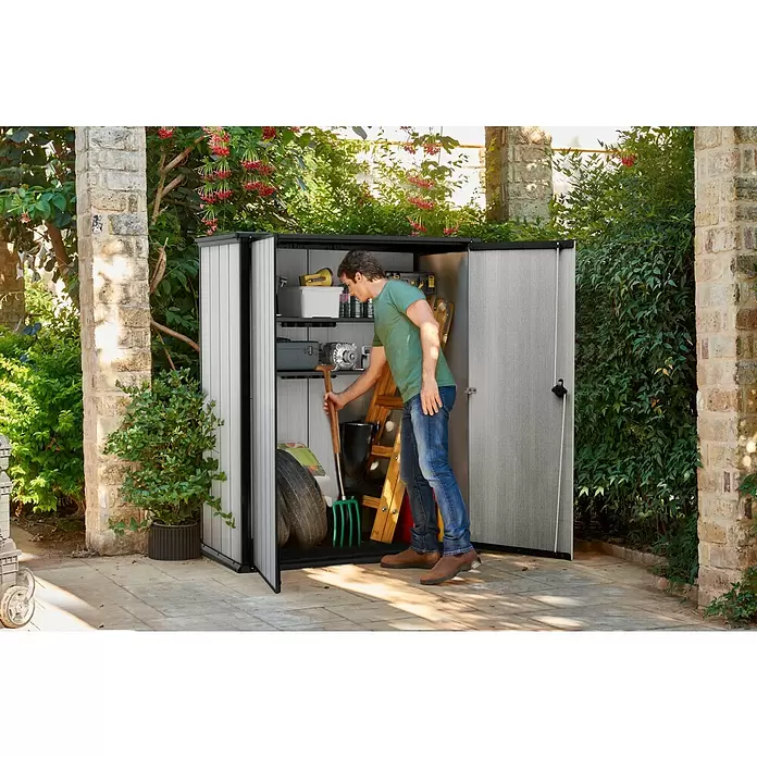 Keter Armario de jardín High Store Plus - 140 x 73,5 x 170 cm, Plástico, Gris - Producto en uso