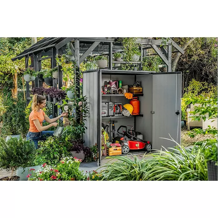 Keter Armario de jardín High Store Plus - 140 x 73,5 x 170 cm, Plástico, Gris - Foto ambiente