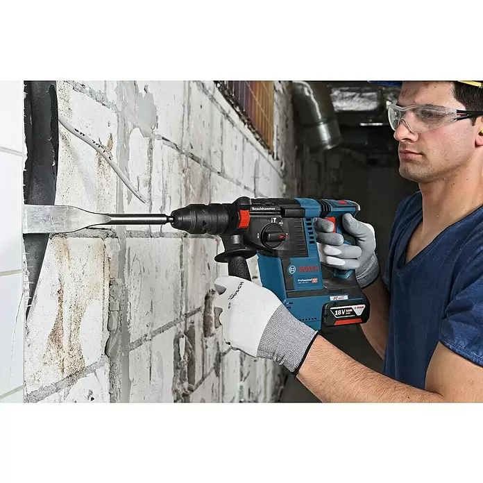 Bosch Professional Akku-Bohrhammer GBH 18V-26 F - 18 V, Ohne Akku, Leerlaufdrehzahl: 0 U/min - 980 U/min, Einzelschlagstärke: 2,6 J - Anwendungsbeispiel