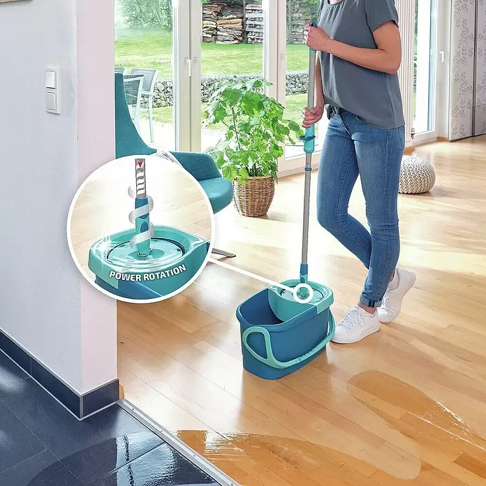 Leifheit Set de limpieza fregona Clean Twist Ergo - Cubo + Fregona - Producto en uso