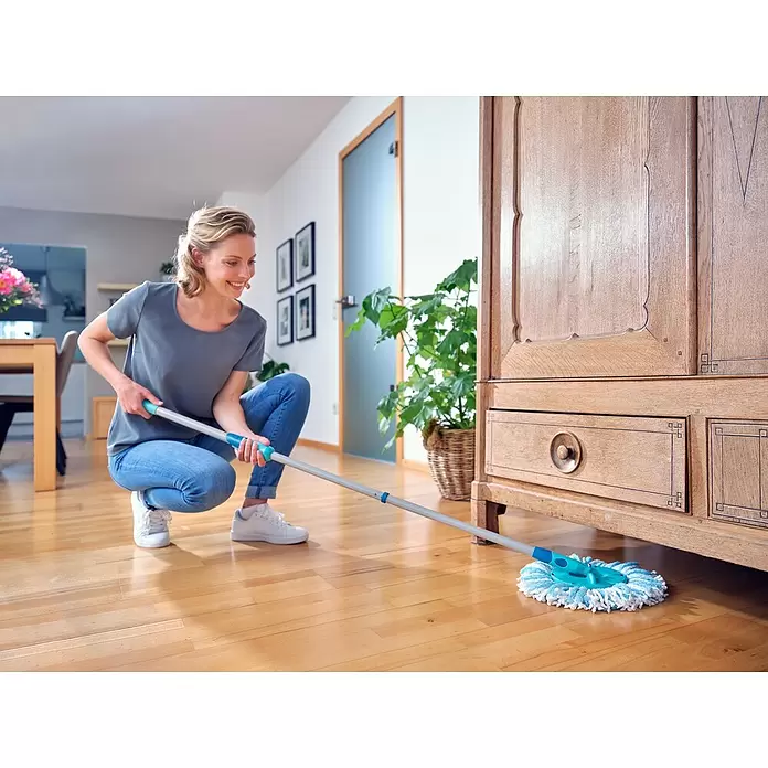 Leifheit Set de limpieza fregona Clean Twist Ergo - Cubo + Fregona - Producto en uso