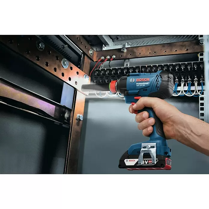 Bosch Professional Taladro atornillador percutor de batería GDX 18V-180 L-Boxx - 18 V, Iones de litio, 2 Ah, 2 baterías, Número de revoluciones de marcha en vacío: 0 r.p.m. - 2.800 r.p.m. - Producto en uso
