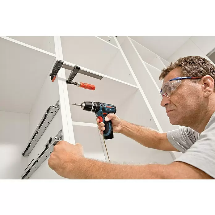 Bosch Professional Akku-Schlagbohrschrauber GSB 12V-15 - 12 V, 2 Akkus, 2 Ah - 4 Ah, Leerlaufdrehzahl: 0 U/min - 1.300 U/min - Anwendungsbeispiel