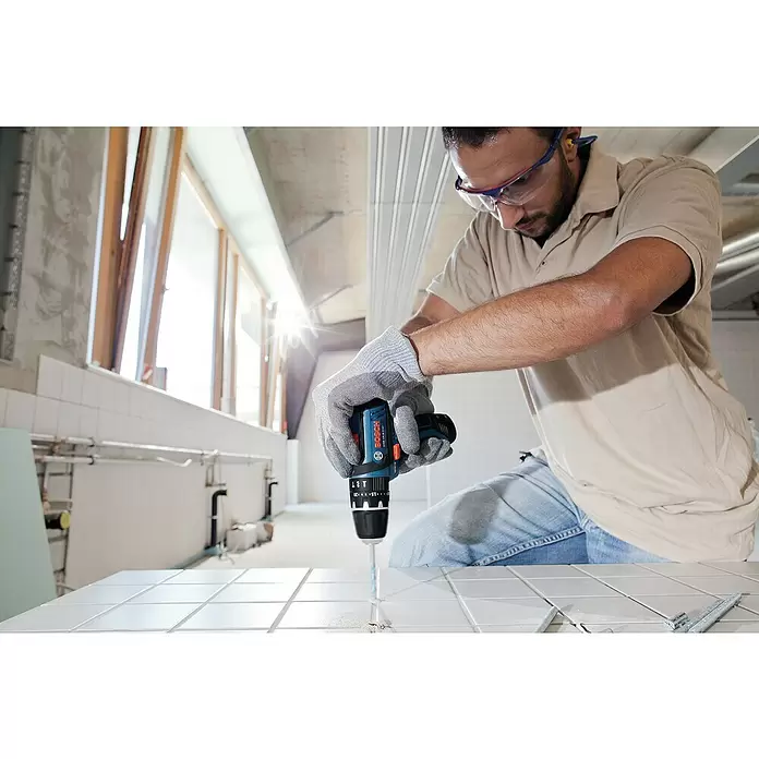 Bosch Professional Akku-Schlagbohrschrauber GSB 12V-15 - 12 V, 2 Akkus, 2 Ah - 4 Ah, Leerlaufdrehzahl: 0 U/min - 1.300 U/min - Anwendungsbeispiel