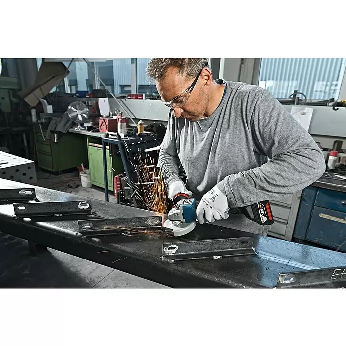 Bosch Professional Akku-Winkelschleifer GWS 18V-10 PC - 18 V, Ohne Akku, Durchmesser Scheibe: 125 mm, Koffer - Anwendungsbeispiel