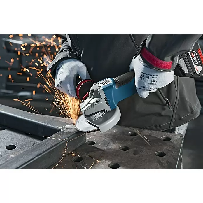 Bosch Professional Akku-Winkelschleifer GWS 18V-10 PC - 18 V, Ohne Akku, Durchmesser Scheibe: 125 mm, Koffer - Anwendungsbeispiel