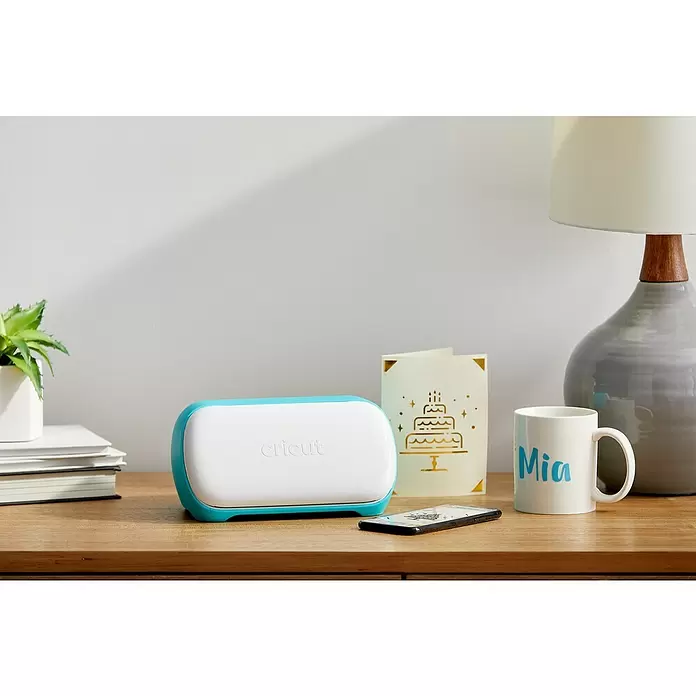 Cricut Joy Schneideplotter Smarte Schneide- und Zeichenmaschine - Türkis/Weiß, Bluetooth, Schnittbreite: 10,4 cm, Schnittlänge: 1,2 m - Stimmungsaufnahme