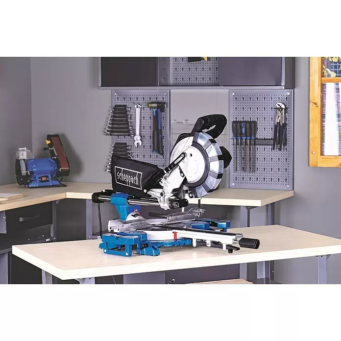 Scheppach Kappzugsäge HM216 X - 2.000 W, Durchmesser Sägeblatt: 210 mm, Leerlaufdrehzahl: 4.800 U/min - Stimmungsaufnahme