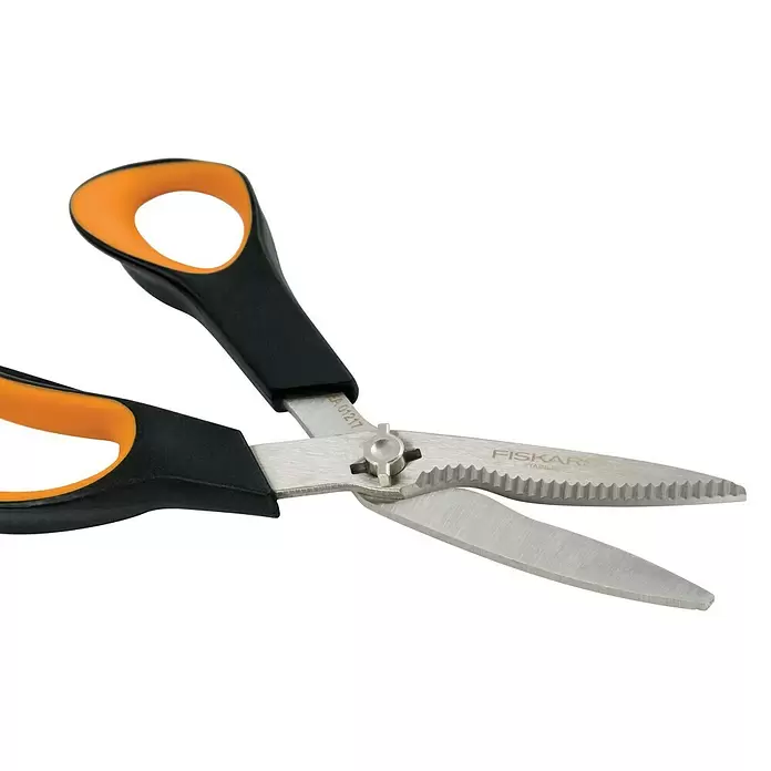 Fiskars Solid Gartenschere SP240 - Bypass - Diagonale Ansicht