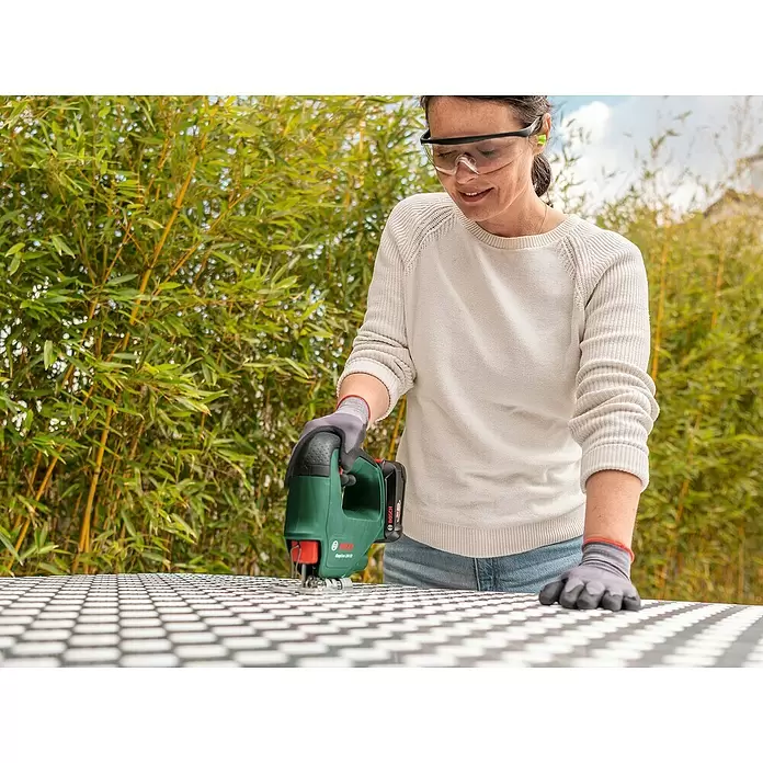 Bosch Easy Akku-Stichsäge Saw 18V-70 - 18 V, Ohne Akku, Leerlaufhubzahl: 0 - 2.600 Hübe/min - Anwendungsbeispiel