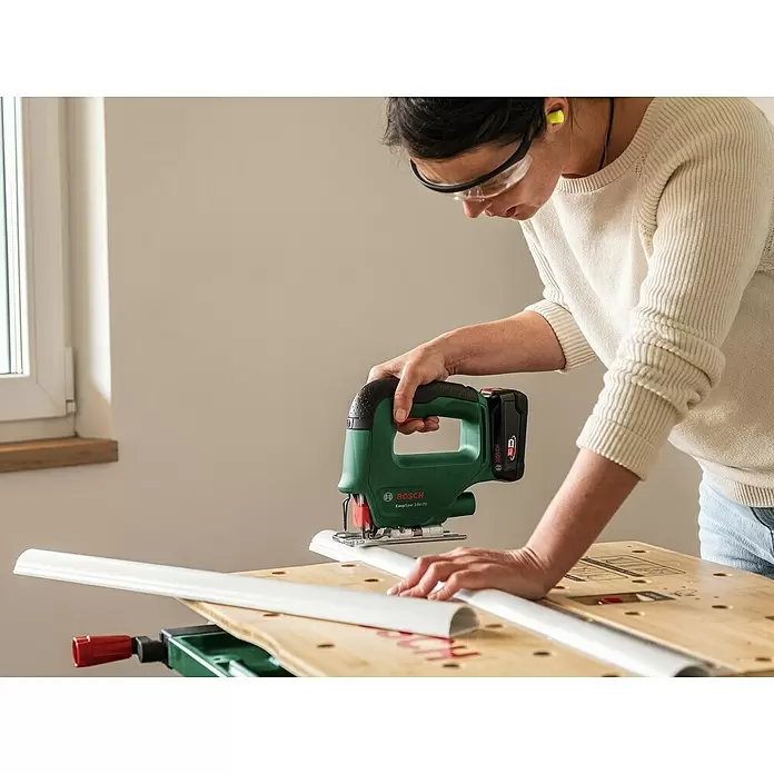 Bosch Easy Akku-Stichsäge Saw 18V-70 - 18 V, Ohne Akku, Leerlaufhubzahl: 0 - 2.600 Hübe/min - Anwendungsbeispiel