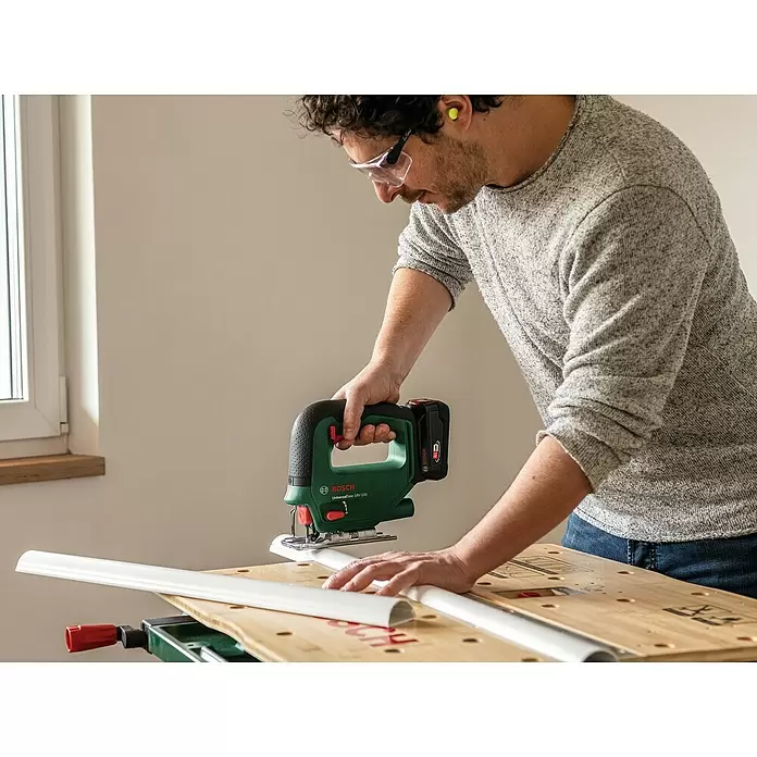 Bosch Universal Akku-Stichsäge Saw 18V-100 - 18 V, Ohne Akku, Leerlaufhubzahl: 0 - 2.600 Hübe/min - Anwendungsbeispiel