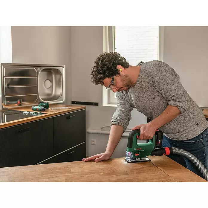 Bosch Universal Akku-Stichsäge Saw 18V-100 - 18 V, Ohne Akku, Leerlaufhubzahl: 0 - 2.600 Hübe/min - Anwendungsbeispiel
