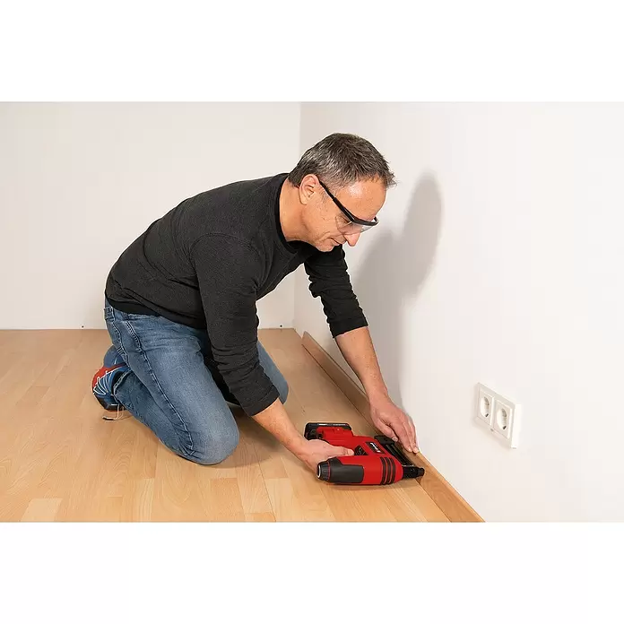 Einhell Power X-Change Akumulatorski zakivač - 18 V, Bez akumulatora, Duljina čavla: 15 mm - 32 mm, Širina spojnice: 5,7 mm, Debljina čavla: 1 mm - Proizvod u upotrebi