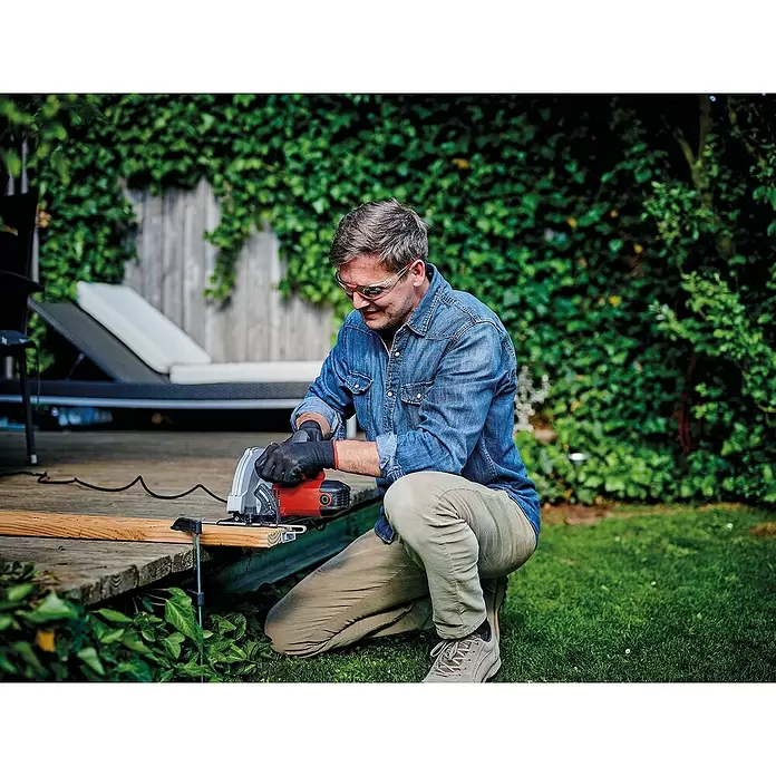 Einhell Handkreissäge TC-CS 1410 - 1.410 W, Sägeblatt: Ø 190 mm, Leerlaufdrehzahl: 0 U/min - 5.500 U/min - Anwendungsbeispiel