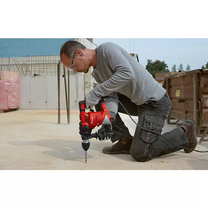 Einhell Martillo combinado TC-RH 900 + 11 accesorios - 900 W, Número de revoluciones de marcha en vacío: 850 r.p.m., Energía de percusión: 3 J - Producto en uso